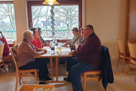 1 Spieltisch mit Gästen