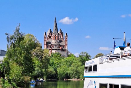 Blick auf Schiff und Dom