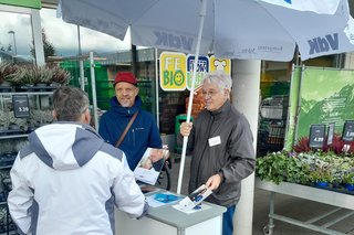 Mathias Maier (links) und Freddy Hansmann im Gespräch mit einem Besucher.