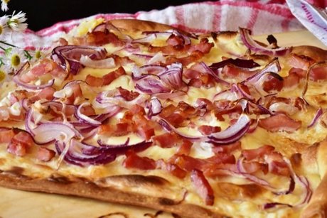 Flammkuchen herzhaft belegt mit Zwiebel und Speck