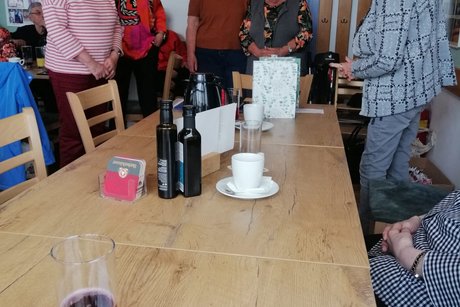 Das Bild zeigt Frau Koletzko bei der &Uuml;bergabe eines kleinen Pr&auml;sents an die B&auml;ckerinnen