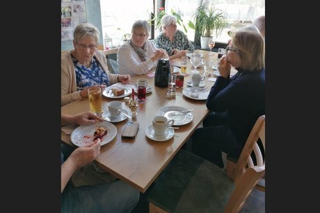Kaffee, Kuchen, Gespräche ... auch an anderen Tischen Kaffee, Kuchen, Gespräche ... auch am nächsten Tisch wird der Nachmittag so eingeläutet