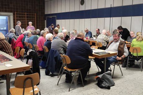 Die anwesenden Mitglieder im Gespr&auml;ch