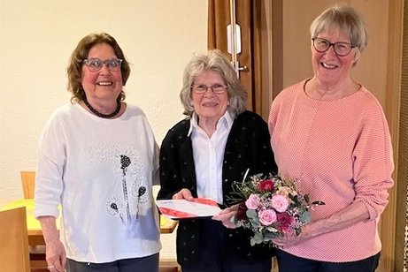 2 Personen der Vorstandschaft bei der Ehrung einer Teilnehmerin f&uuml;r langj&auml;hrige, ehrenamtl. T&auml;tigkeit.