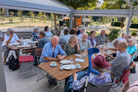 Gruppenfoto bei Kaffee und Kuchen oder Waffeln mit Eis