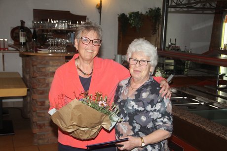 Vorsitzende überreicht Agnes Wojtaschewski ein Blumengebinde