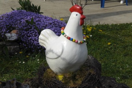 Osterhenne mit Eiern