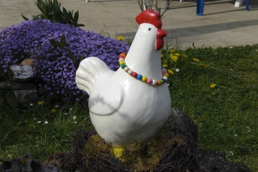 Osterhenne mit Eiern