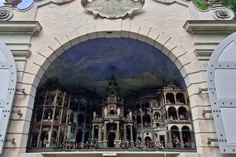 In Nische eingebaute offene Geb&auml;ude mit unz&auml;hligen durch Wasserkraft bewegte Figuren. Darstellung von mittelalterlichen Berufen.