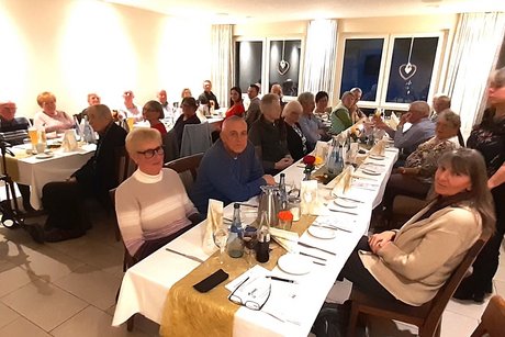 auf dem Bild sieht man die VdK Mitglieder an gedeckten Tischen