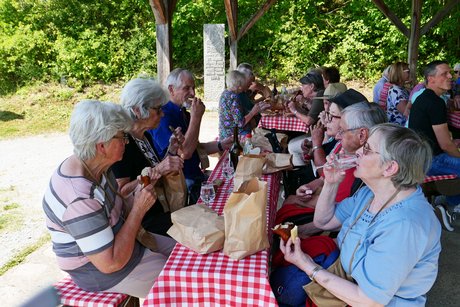 Mitten in den Weinbergen, geniessen wir, an einer schön eingedeckten Tafel, ein zünftiges Vesper