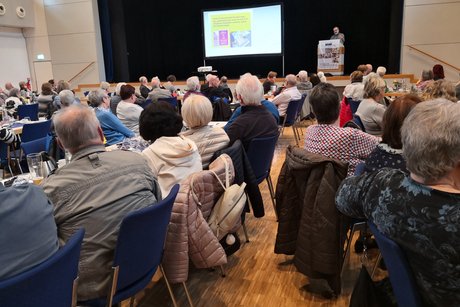 Blick in den gut gefüllten Saal in der "Alten Mälzerei"