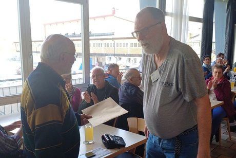 Seit 25 Jahren beim VdK: Mit dem goldenen Treueabzeichen, einer Urkunde und einer Flasche Wein wurde Eberhard Luedecke (links) vom Vorsitzenden geehrt.
