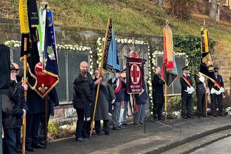 Vor der Kranzniederlegung