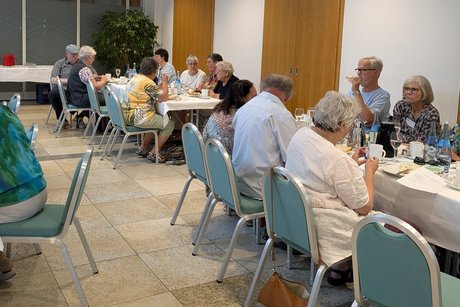 Mitglieder bei der Kaffeetafel.