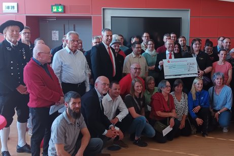 Gruppenbild mit einigen der Spendenempf&auml;nger*innen der PS Sparen Aussch&uuml;ttung mit Spendenscheck der Sparkasse Wiesental