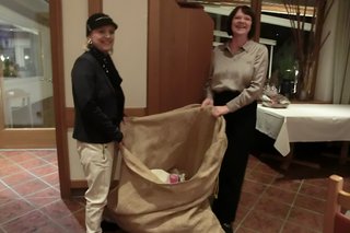 Angelika und Carola mit dem Schrottwichtelsack