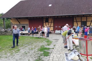 Blick in den Hof mit interessierten VdK Mitglieder