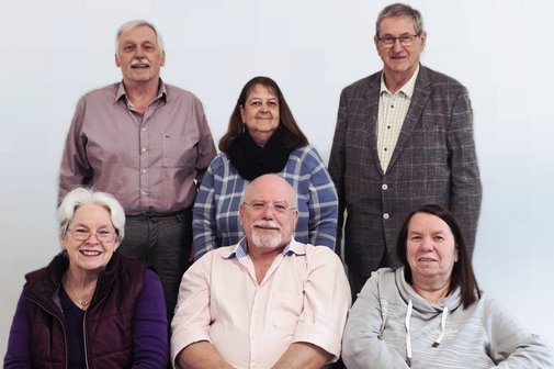 Die Vorstandschaft des VdK-Ortsverbandes Mittleres Rheintal. Sitzend von links nach rechts: Juanita Kurczynski, Thomas Hanser, Silvia Schindler. Stehend von links nach rechts: Stefan Kurczynski, Martina Maier und Walter Stritt. Auf dem Bild fehlt Bernhard Pfeifer.