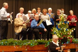 Bild zeigt die VdK Gesangsgruppe bei der Weihnachtsfeier