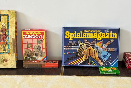 Alle vorhandenen Spiele stehen auf einem Tisch