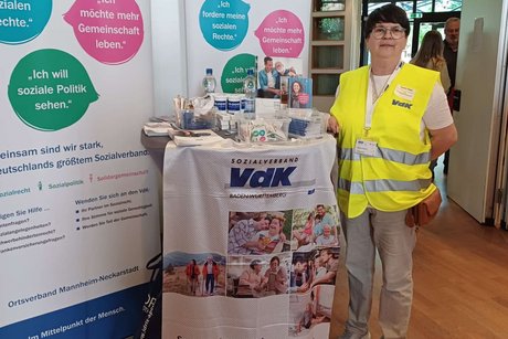 Auf dem Bild sieht man unsere Vorisitzende Kerstin Thelen am Infostand