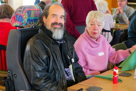 Besucher der Weihnachtsfeier im Gespr&auml;ch