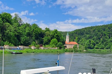 Bild zeigt die Klosteranlage von der Wasserseite