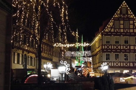 Leuchtbuchstaben Altburger Straße zu Weihnachten