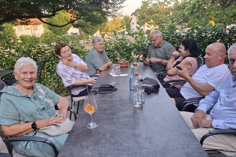 Tisch mit Teilnehmer*innen