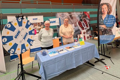 Auf dem Foto sieht man den Stand des VdK Wiesental und VdK Kirrlach mit 2 Frauen