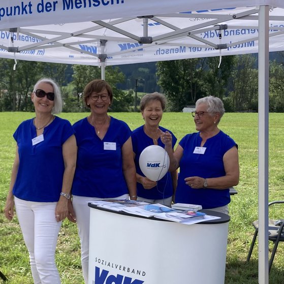 Zu sehen ist ein Pavillon des VdK mit Glücksrad und Werbebanner, ein Tisch mit Info-Material und dahinter stehen 4 Frauen unserer Vorstandschaft, die den Stand zum Tag der Vereine 2024 in Schörzingen betreut haben. Zweck der Veranstaltung war die Mitgliederwerbung zusammen mit anderen Vereinen unseres Ortes.