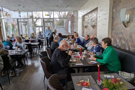 nette Gespr&auml;che bei Kaffee und Kuchen