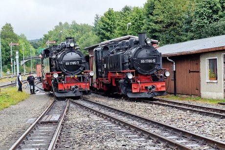 Zwei Dampflokomotven der Fichtebergbahn