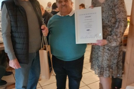 Walter Fleisch wird für 25 Jahre Mitgliedschaft beim VdK geehrt