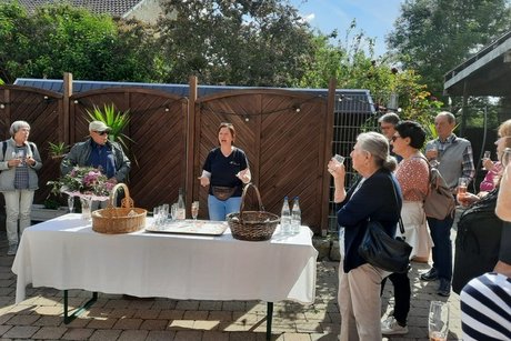 Teil der Ausflugsg&auml;ste bei der Begr&uuml;&szlig;ung im Weingut Weihbrecht