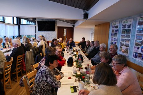 Die Teilnehmer der Adventsfeier (auf der rechten Seite) Das Bild zeigt die Teilnehmer der Adventsfeier (auf der rechten Seite des Raumes)