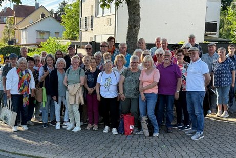 Auf dem Foto sieht man die Reiseteilnehmer