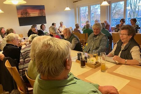 Teilnehmerrunde an mehreren Tischen