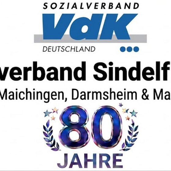 80 Jahre Ortsverband Sindelfingen Auf weißem Hintergrund steht oben das blaue Logo des Sozialverbands VdK Deutschland. Darunter der Schriftzug „Ortsverband Sindelfingen“ sowie die Ergänzung „mit Maichingen, Darmsheim & Magstadt“. Im unteren Bereich befindet sich eine große schillernd blau-violette „80“, umgeben von kleinen Sternen und Lorbeerzweigen. Darunter steht „JAHRE“. Das Motiv weist auf das 80-jährige Jubiläum des VdK-Ortsverbands Sindelfingen hin.