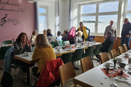 Das Klassenzimmer ist gut besucht und viele sitzen an den Tischen