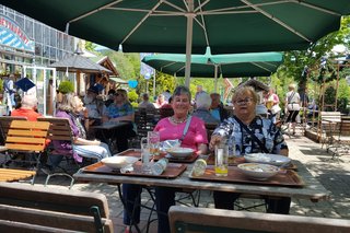 Zwei Frauen sitzen im Biergarten