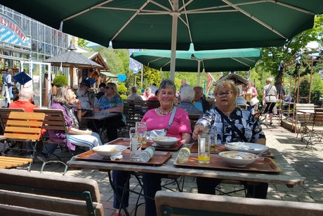 Zwei Frauen sitzen im Biergarten