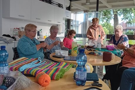 Bild zeigt Frauen beim basteln