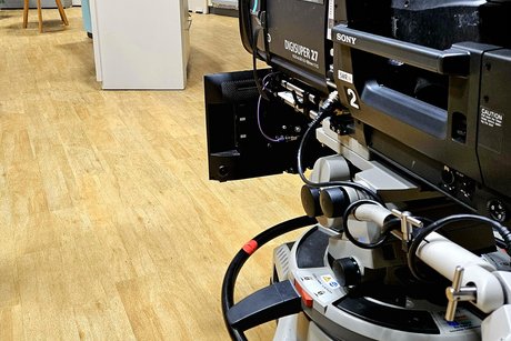 Eine gro&szlig;e TV Kamera im Studio "Kaffee oder Tee"