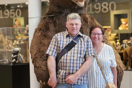 Wolfgang mit Frau und Steiff-Bär