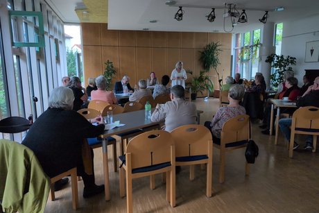 Mitglieder beim Anh&ouml;ren der Vorstandsberichte