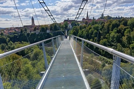 Zu Fuß unterwegs nach Rottweil über die Hängebrücke Zu Fuß unterwegs nach Rottweil über die Hängebrücke