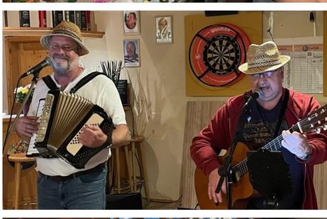 zwei Männer mit Musikinstrumenten