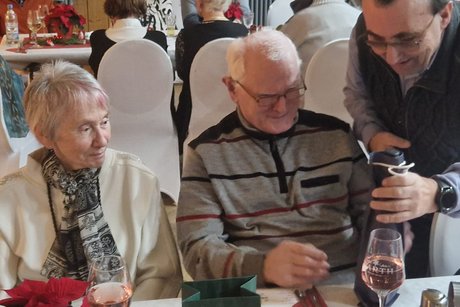 Roland Schlarb überreicht ein Geschenk